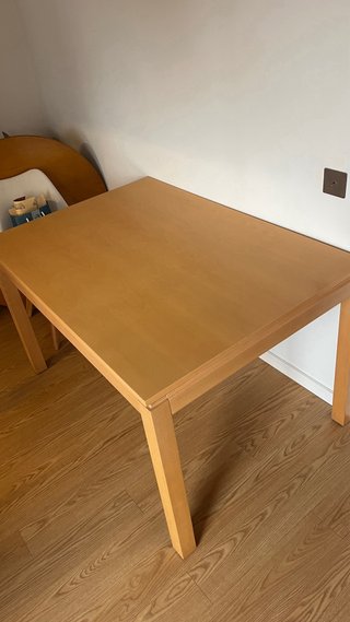 Mesa de comedor rectangular de madera