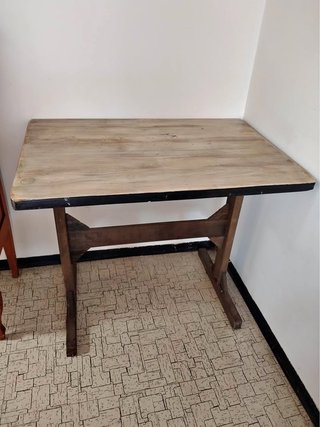 Mesa de madera rústica