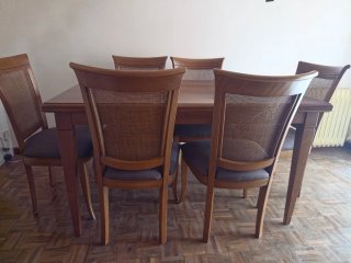 Mesa de comedor y 6 sillas de madera