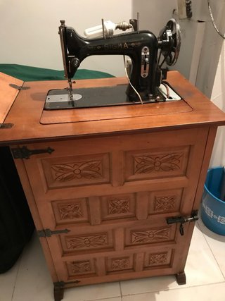 Máquina de coser Sigma con mueble