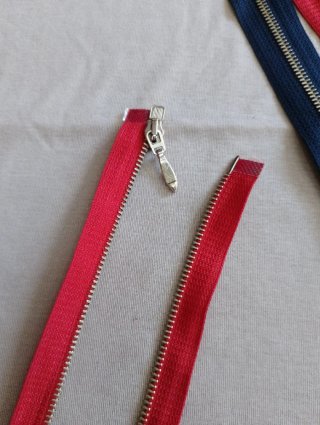 Cerniere lampo metallo rosso e blu PZ 4 CM 32 1/2