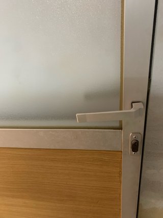 Cerramiento aluminio con puerta