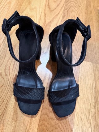 Sandalias Bershka tacón bloque negras texturizadas