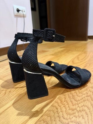 Sandalias Bershka tacón bloque negras texturizadas