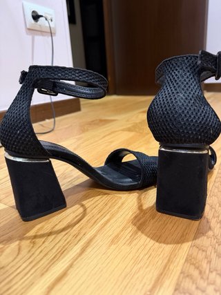 Sandalias Bershka tacón bloque negras texturizadas
