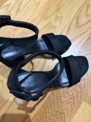 Sandalias Bershka tacón bloque negras texturizadas