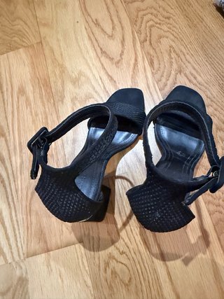 Sandalias Bershka tacón bloque negras texturizadas