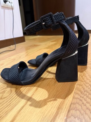Sandalias Bershka tacón bloque negras texturizadas