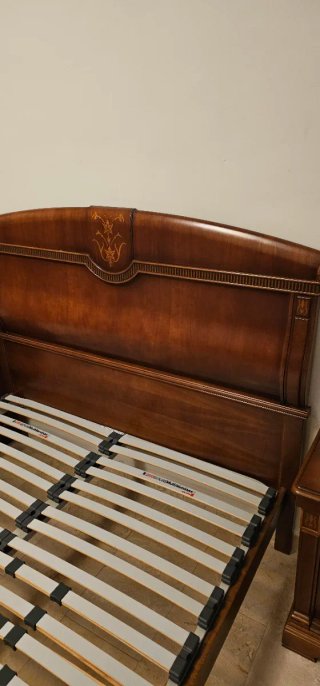 Cama de madera con diseño