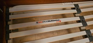 Cama de madera con diseño