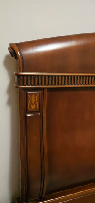 Cama de madera con diseño