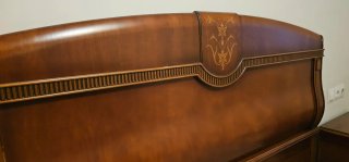 Cama de madera con diseño
