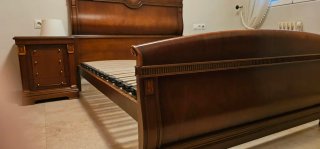 Cama de madera con diseño
