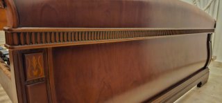 Cama de madera con diseño