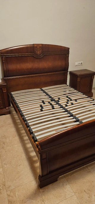 Cama de madera con diseño