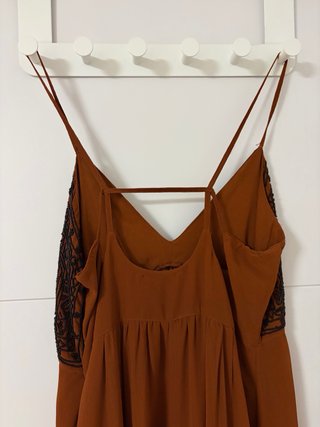 Vestido largo marrón con detalles