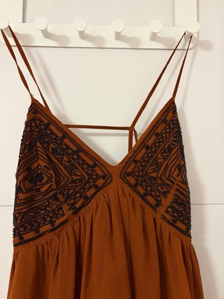 Vestido largo marrón con detalles