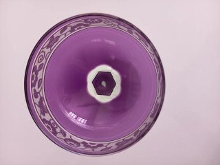 Copa de cristal morado con grabados florales