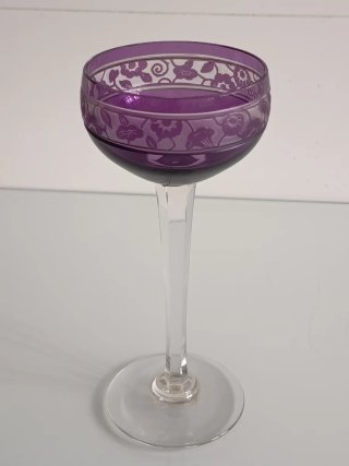 Copa de cristal morado con grabados florales