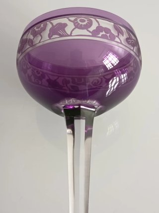 Copa de cristal morado con grabados florales