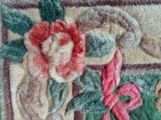 Alfombra de lana con diseño floral