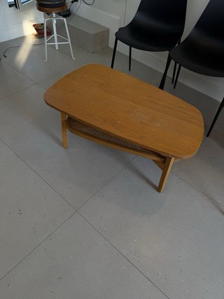 Mesa de centro de madera con estante