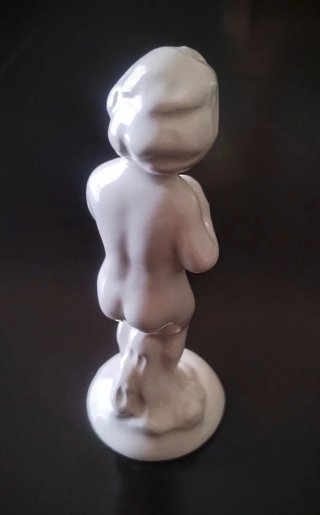 Putto in porcellana bianca