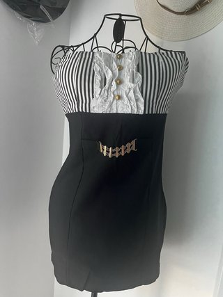 Vestido Negro y Blanco con Cadena Dorada