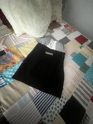 Vestido Negro y Blanco con Cadena Dorada