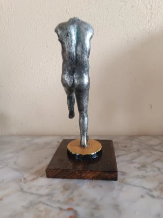 Figura antigua con peana de madera