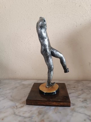 Figura antigua con peana de madera