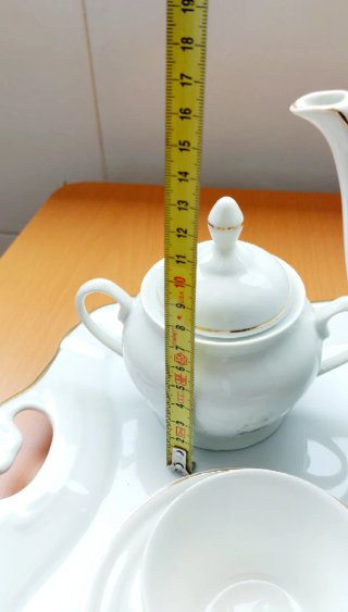 Juego de té de porcelana con detalles dorados