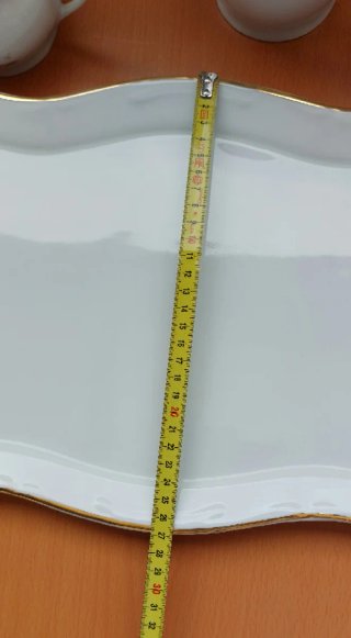 Juego de té de porcelana con detalles dorados