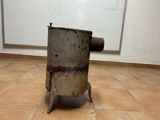 Estufa leña antigua cilíndrica