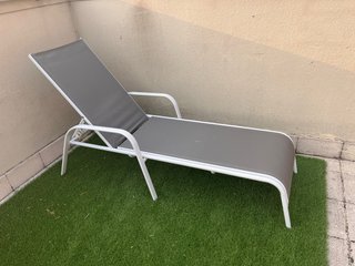 Tumbona terraza gris y blanca