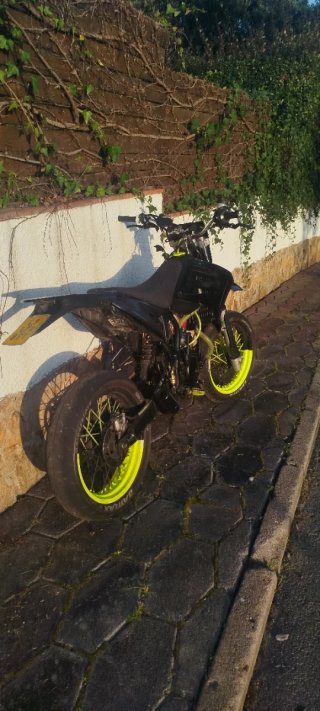 Ciclomotor Supermotard Negro y Verde
