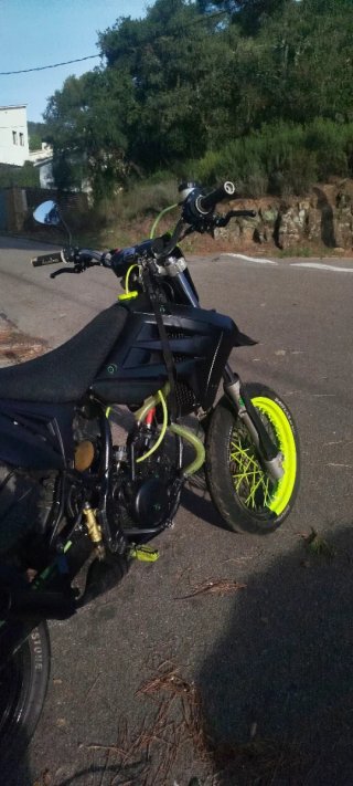 Ciclomotor Supermotard Negro y Verde