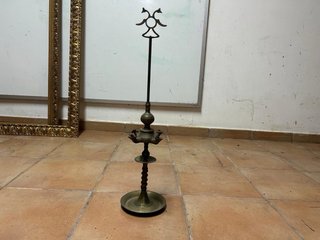 Candelabro alto antiguo