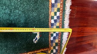 Alfombra de lana verde con diseño