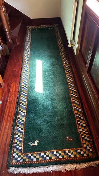 Alfombra de lana verde con diseño