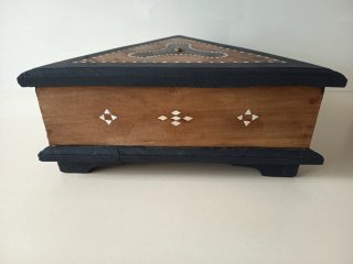 Caja triangular decorada madera