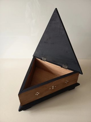 Caja triangular decorada madera