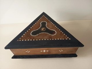 Caja triangular decorada madera