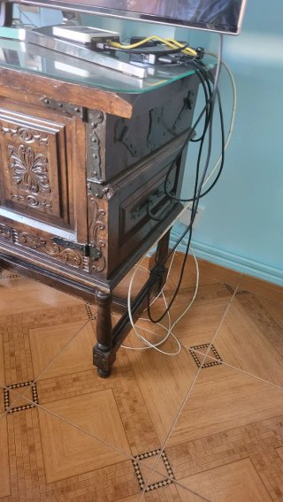 Mueble de madera con detalles metálicos.Consultar.