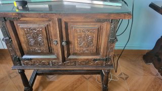 Mueble de madera con detalles metálicos.Consultar.
