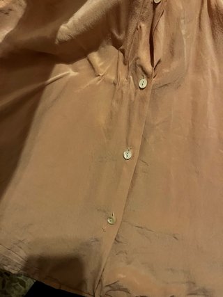 Camicetta rosa con scollo a V e fiocco