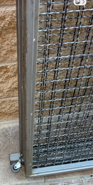 Puerta plegable extensible de hierro ,articulada ,