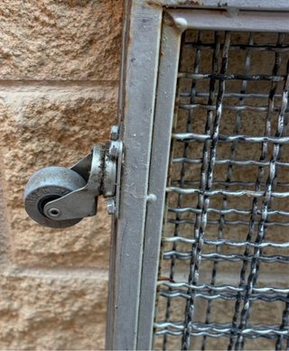 Puerta plegable extensible de hierro ,articulada ,