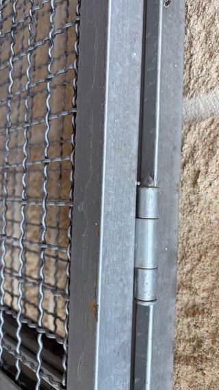Puerta plegable extensible de hierro ,articulada ,