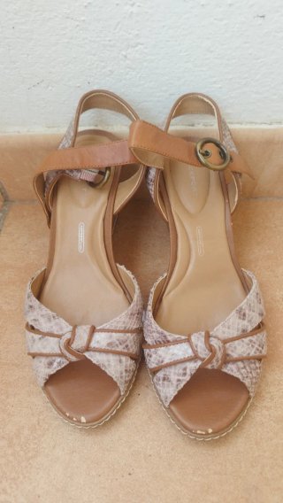 Sandalias cuña Rockport beige y marrón